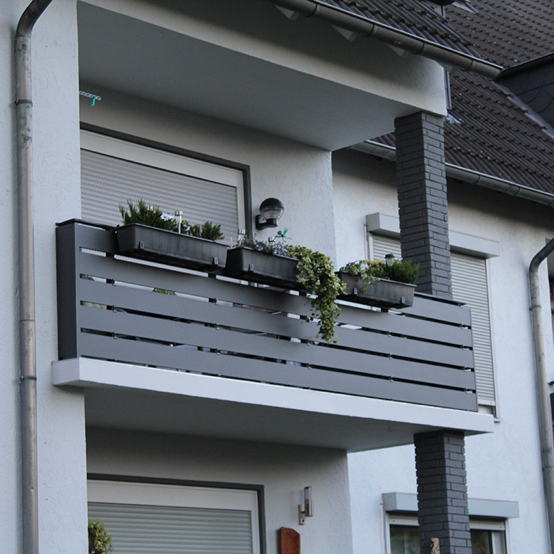 Balkonverkleidung aus Aluminium in anthrazit